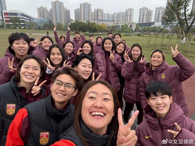 女足门将徐欢社媒晒观看中甲等照片：每天都在青青草地上欢快踏青