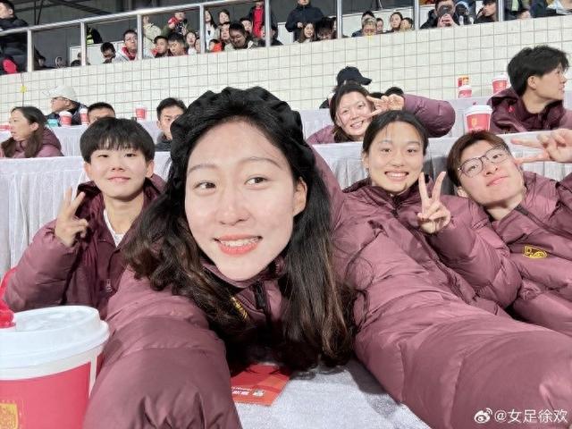 女足门将徐欢社媒晒观看中甲等照片：每天都在青青草地上欢快踏青