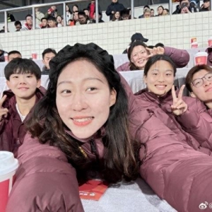 女足门将徐欢社媒晒观看中甲等照片：每天都在青青草地上欢快踏青