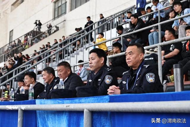 高新公安圆满完成2025年中甲联赛首战安保任务