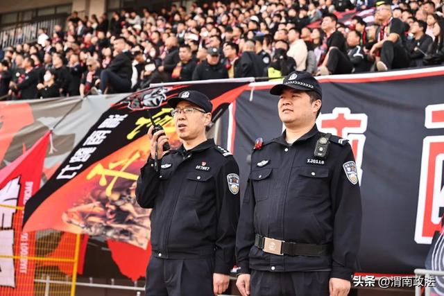 高新公安圆满完成2025年中甲联赛首战安保任务