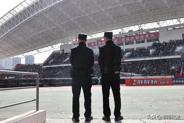 高新公安圆满完成2025年中甲联赛首战安保任务