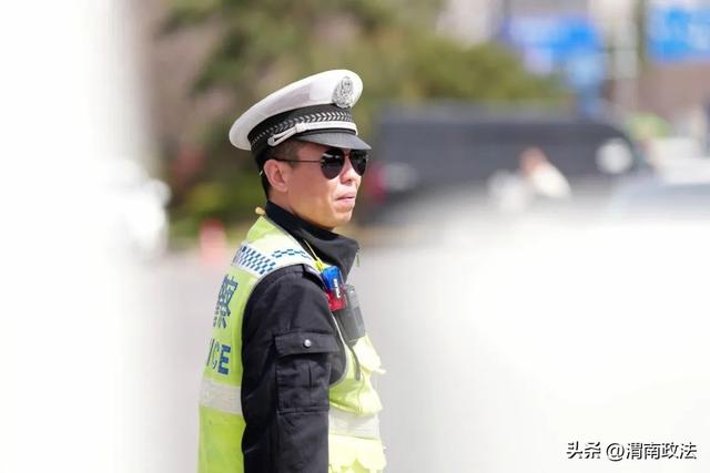 高新公安圆满完成2025年中甲联赛首战安保任务