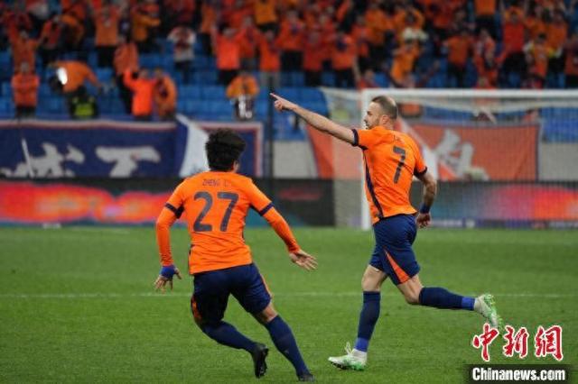 中超：青岛海牛主场战平大连英博 牟鹏飞补时扑点