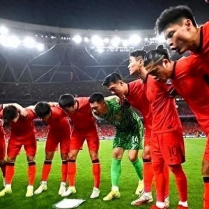 悬崖勒马！国足0-2收获喜讯，连胜印尼+巴林，积12分可出线！