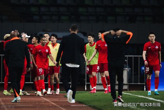 中超战报｜3分钟崩盘！图多列进球难救主 武汉三镇1-3负梅州客家
